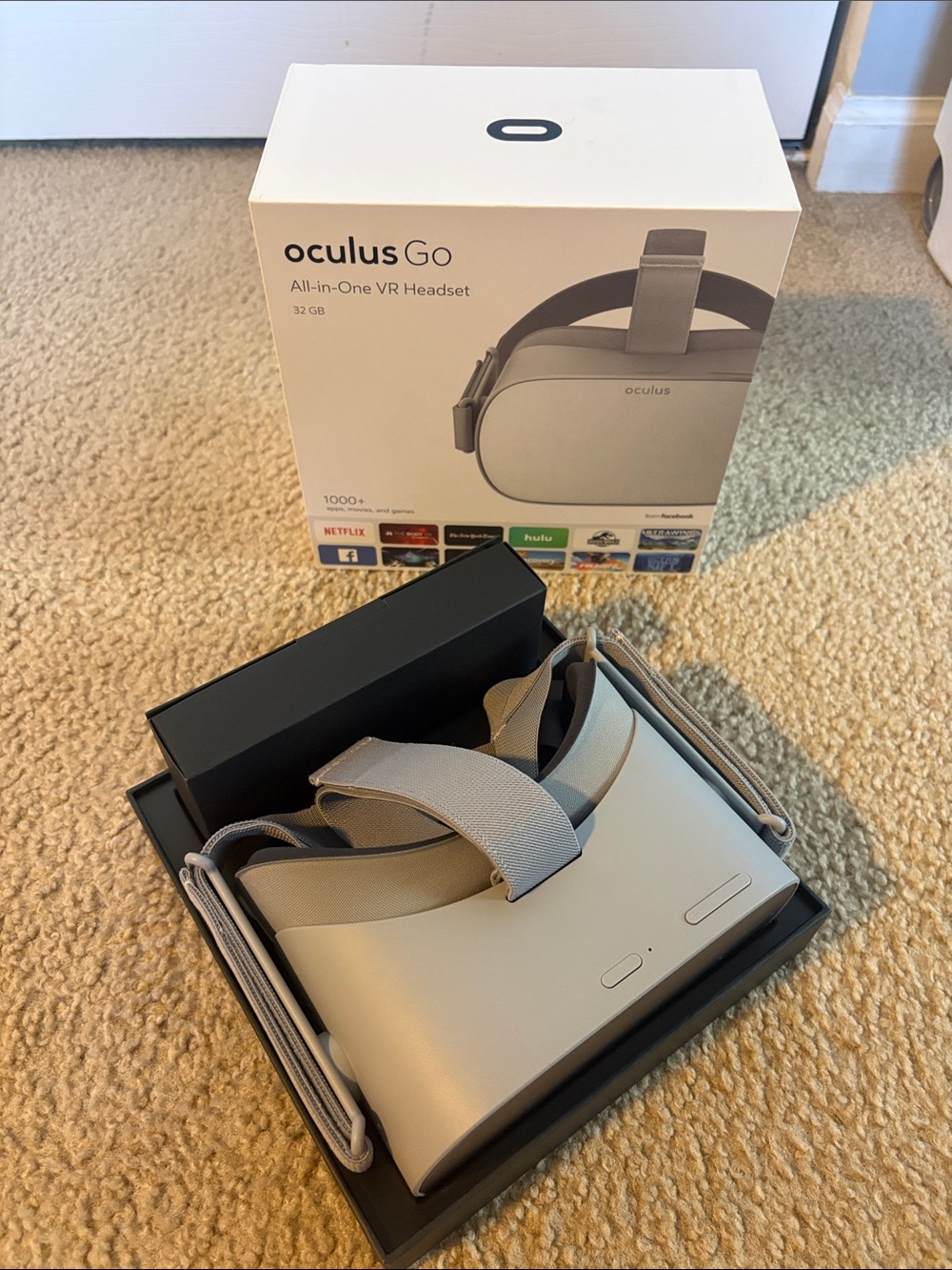 Oculus Go All-in-One VR Headset - Light Gray - Picture 3 of 5